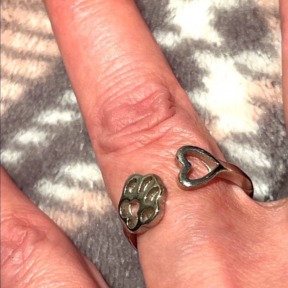 NWOT 🐾🩶 SILVER-TONE STAINLESS STEEL OPEN PAW PRINT OPEN HEART ADJUSTABLE RING - Picture 2 of 5